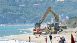 In spiaggia solo ombrelloni, lettini e sdraio Giochi e torrette di salvataggio vietate per decreto