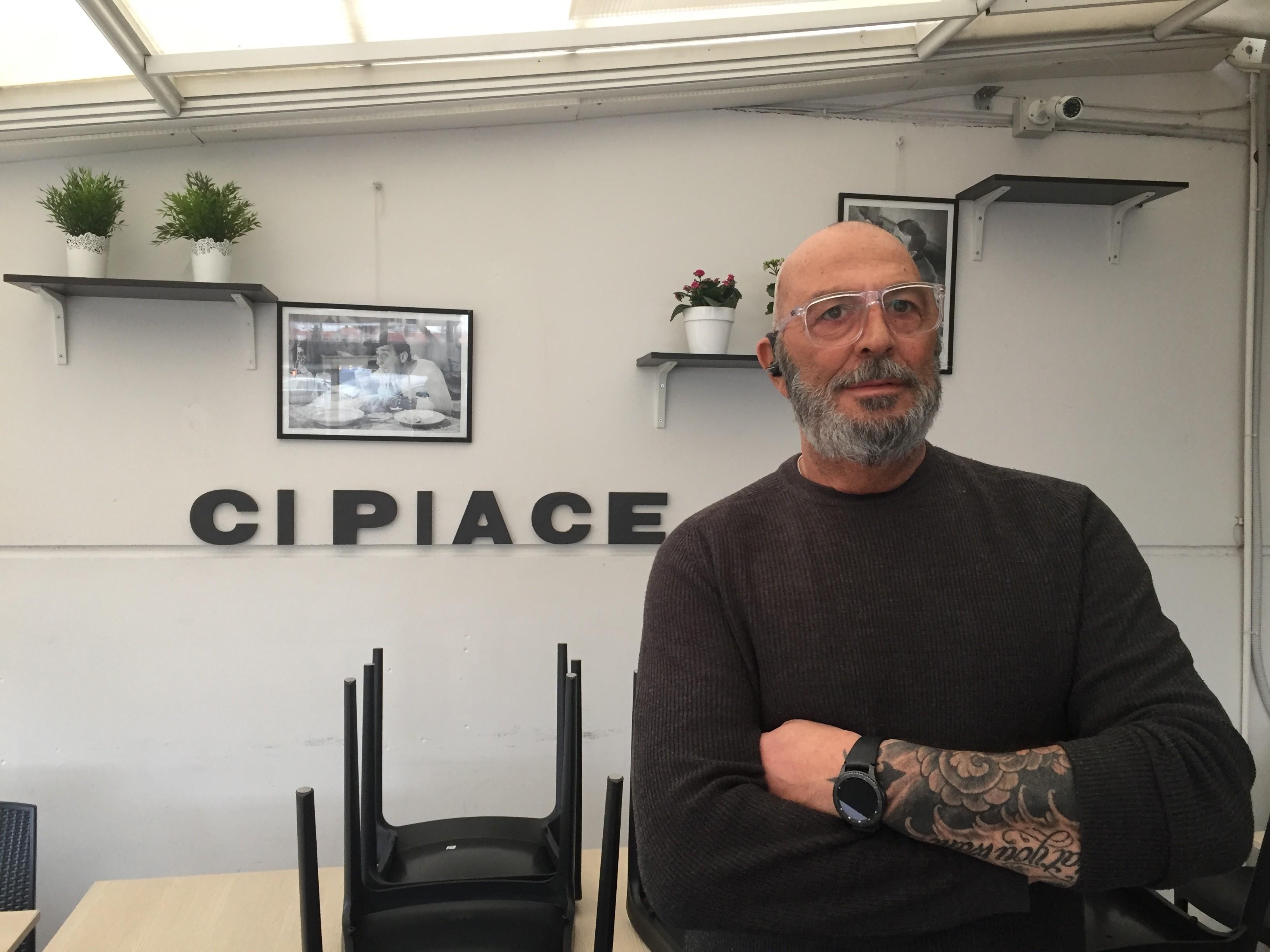 Marco Brucioni all'interno del suo ristorante "Ci Piace" di via Bacchelli, a Porta a Terra, dove verrà presentato il libro