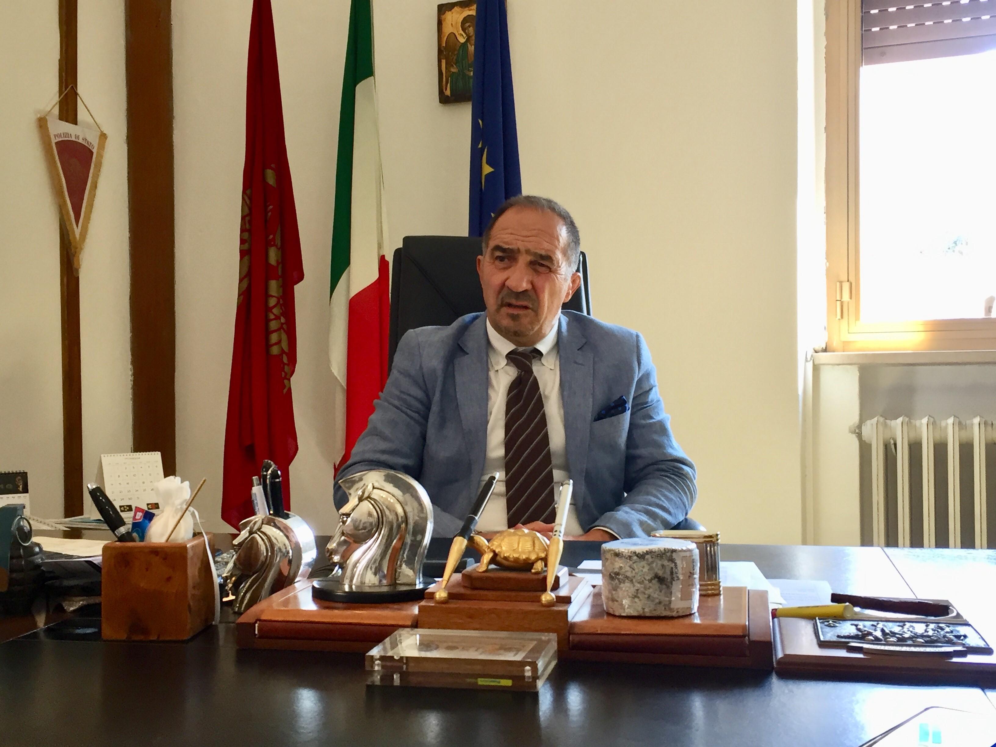Il questore di Livorno, Lorenzo Suraci, nel suo ufficio di via Fiume