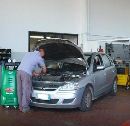 L'interno della Fisecar (foto d'archivio)