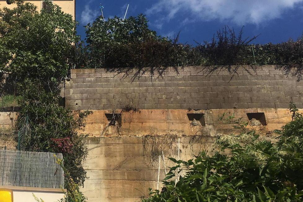 L'area bruciata e il muraglione annerito