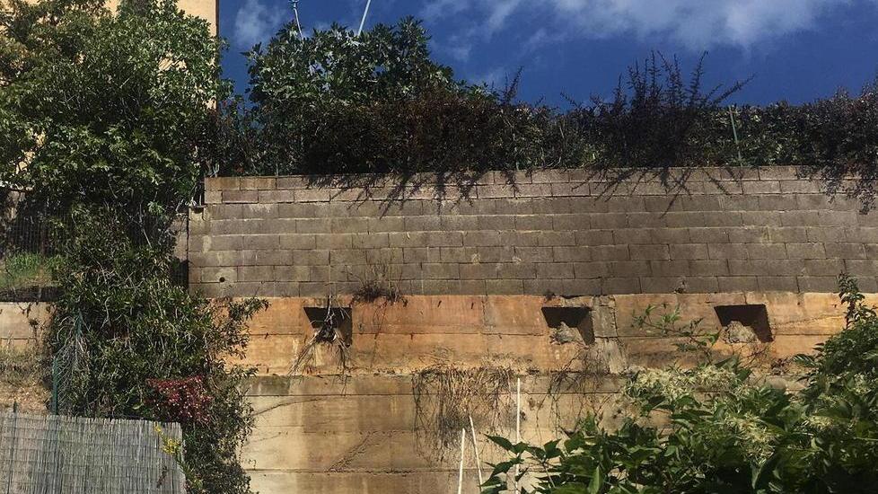 L'area bruciata e il muraglione annerito