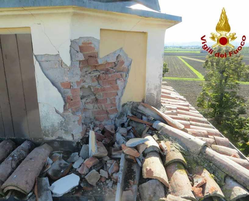 I danni provocati dal fulmine al campanile della chiesa di san Geminiano Vescovo a Prato di Correggio