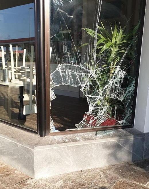 Gelateria “inaugurata” dai ladri a 15 giorni dal taglio del nastro 