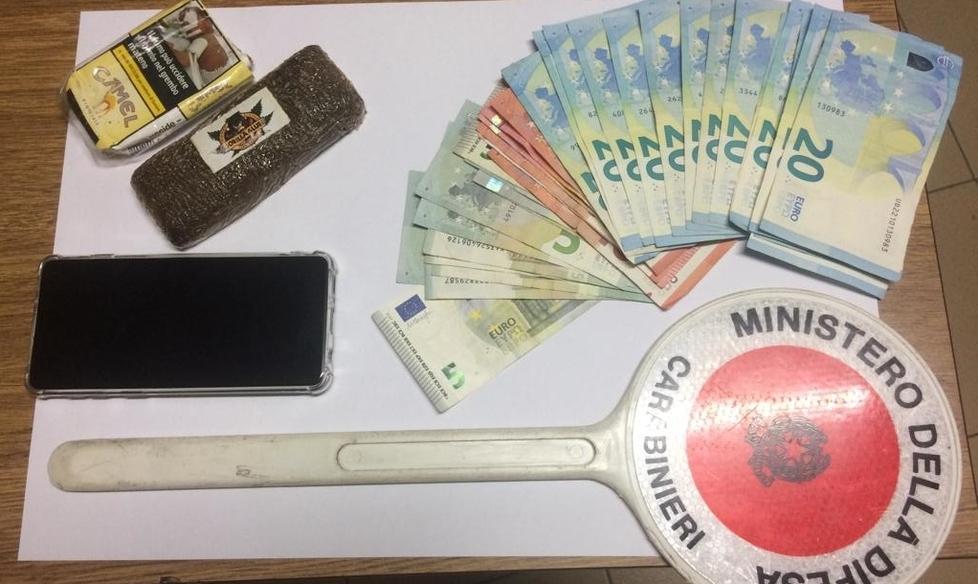 Diciottenne sorpreso con un etto di droga nascosto nei pantaloni