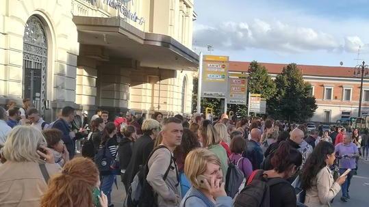Pendolari bloccati per colpa di un fulmine