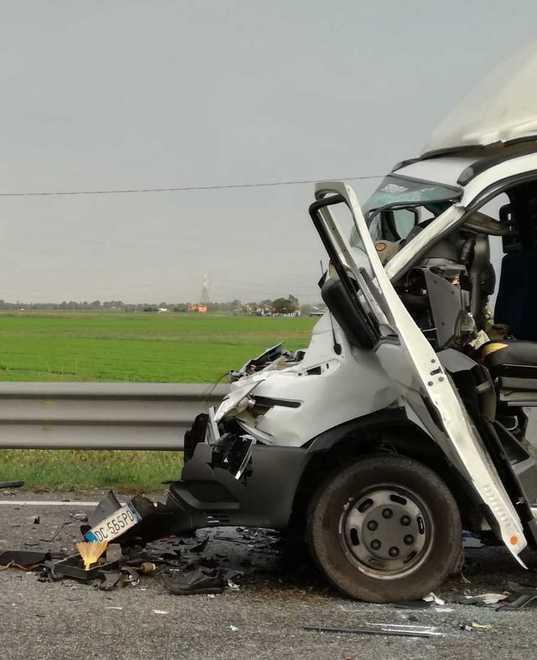 Con il furgone contro il camion Anziano bloccato tra le lamiere 