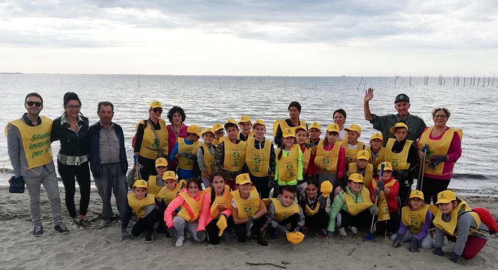 I bimbi puliscono la spiaggia