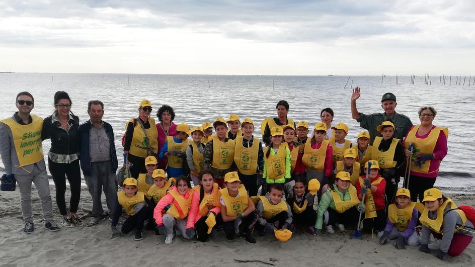 I bimbi puliscono la spiaggia
