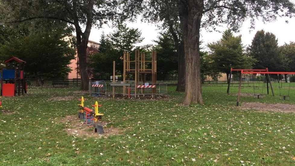 I volontari del centro sociale ristrutturano i giochi del parco