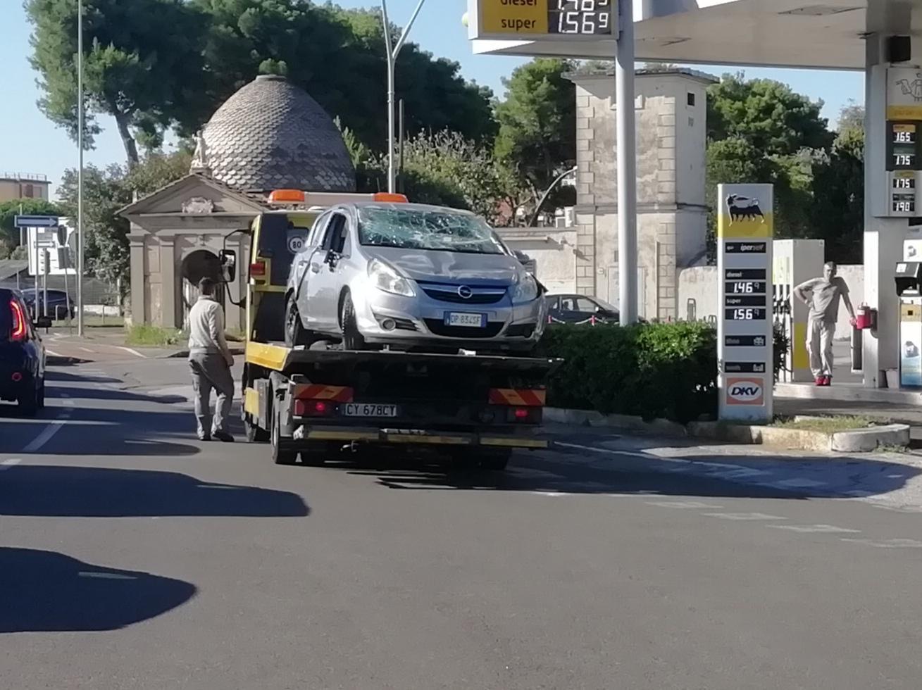 Tamponamento a catena a Barriera Roma, un'auto si ribalta