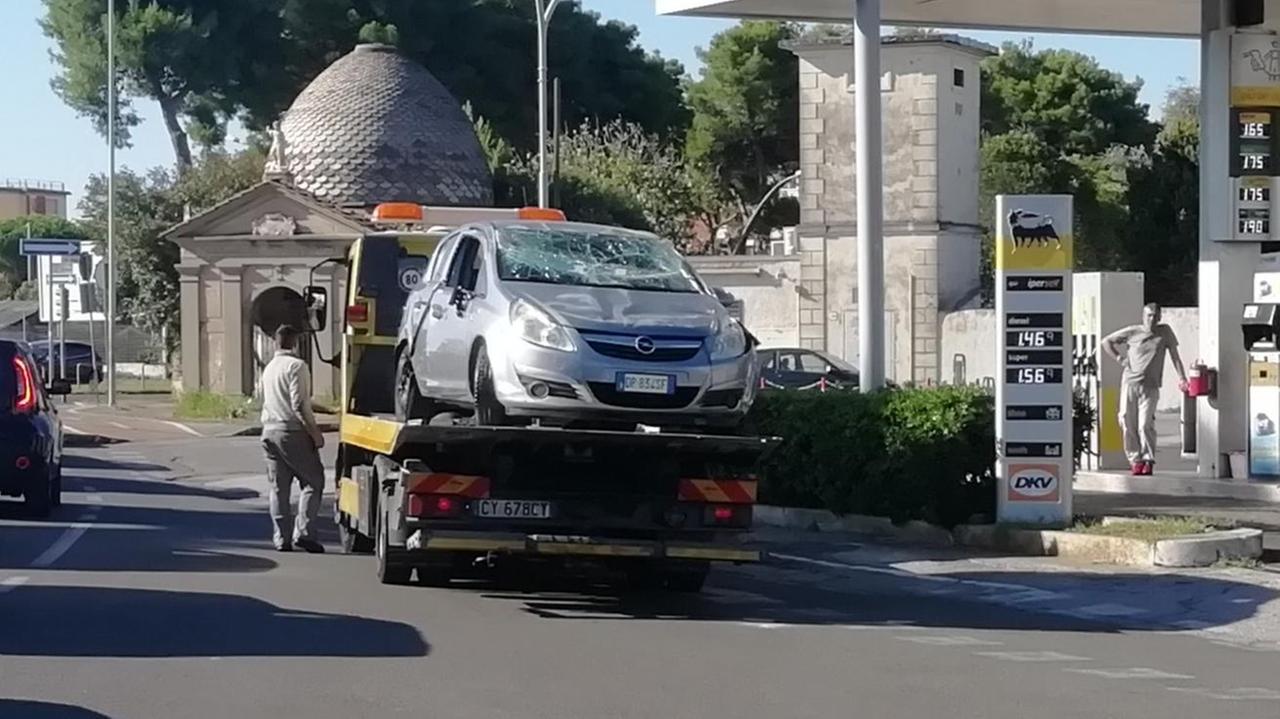 Tamponamento a catena a Barriera Roma, un'auto si ribalta