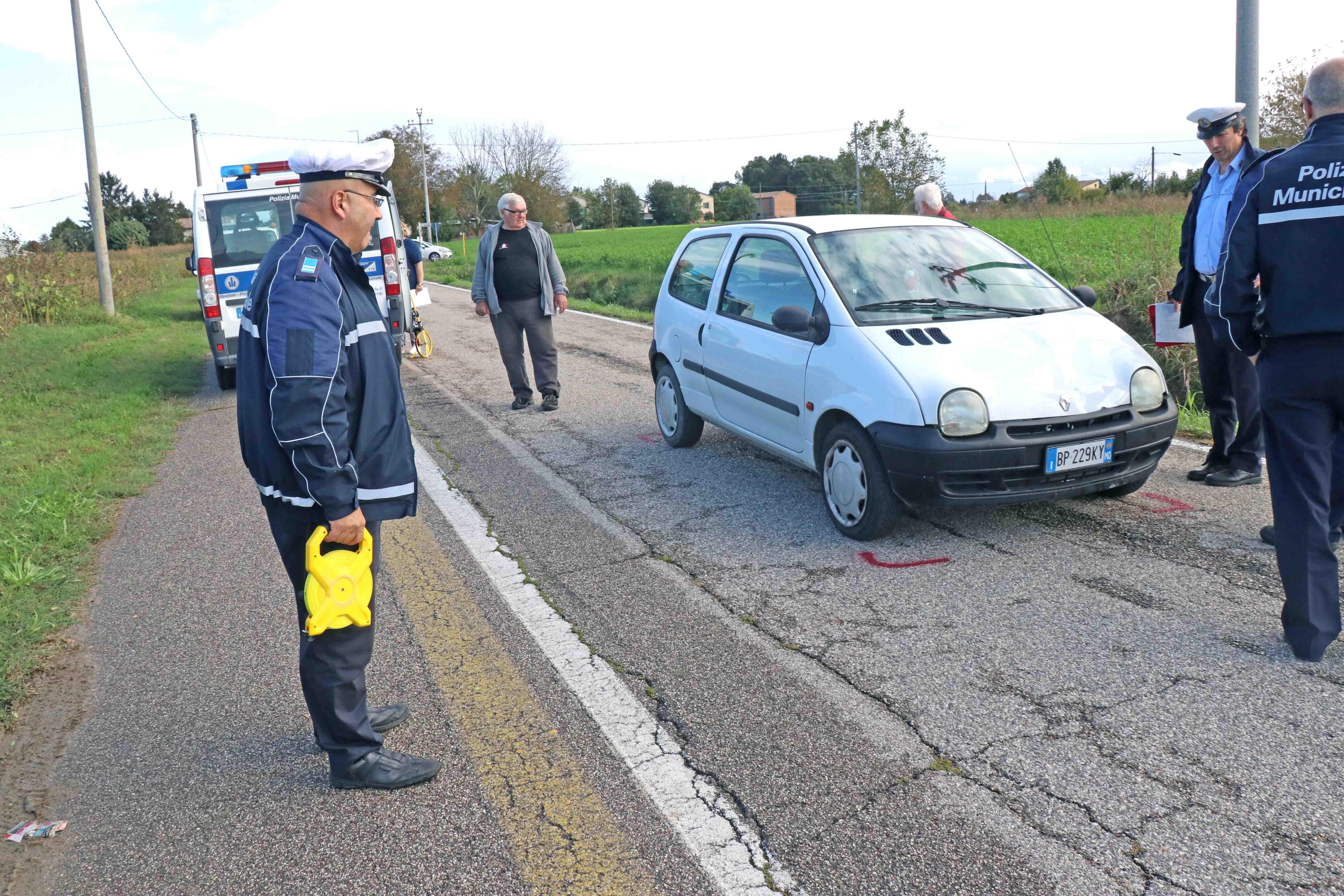 Paura per una 18enne investita da un'auto