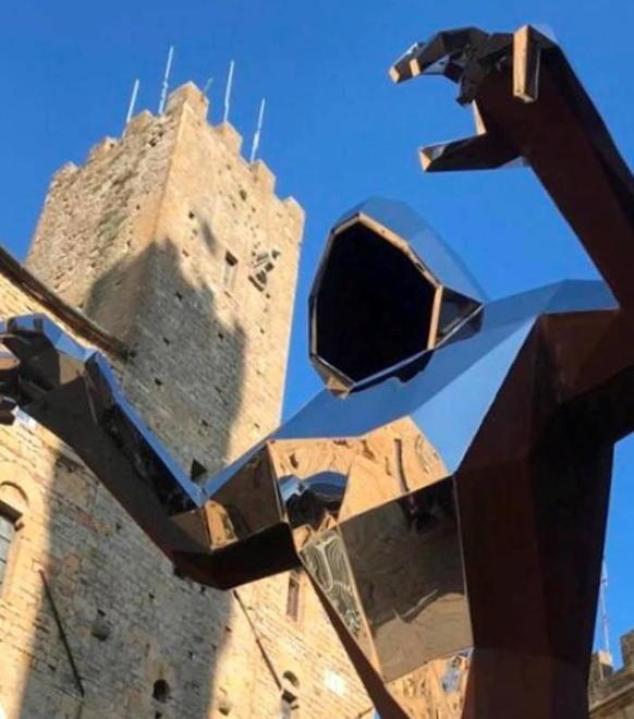 Antico e contemporaneo si fondono a Volterra con le sculture di Basso 