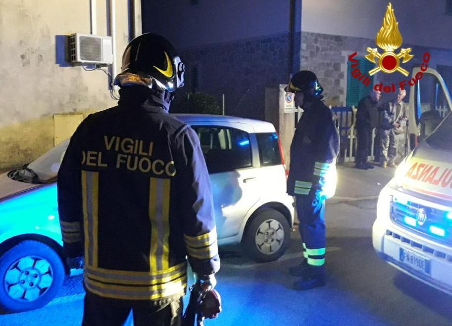 L'intervento dei vigili del fuoco per liberare il ferito incastrato sotto un'auto in sosta