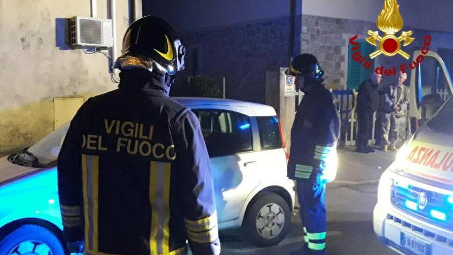 L'intervento dei vigili del fuoco per liberare il ferito incastrato sotto un'auto in sosta