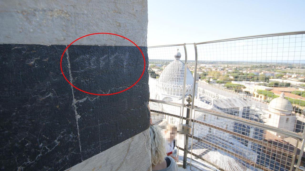 La scritta del medico americano sulla Torre di Pisa (foto Muzzi)
