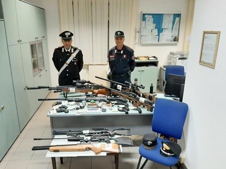 Spara dalla finestra con armi pneumatiche, in casa ha un arsenale