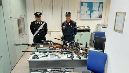 Spara dalla finestra con armi pneumatiche, in casa ha un arsenale