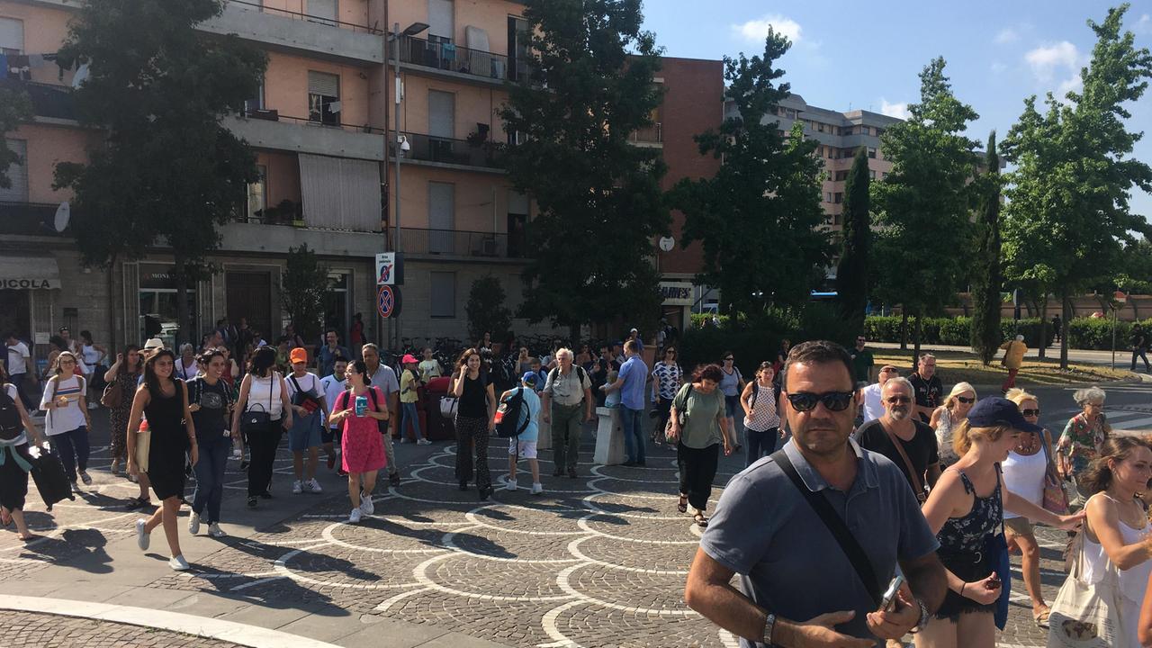 Si rompe un cavo della linea elettrica, treni fermi