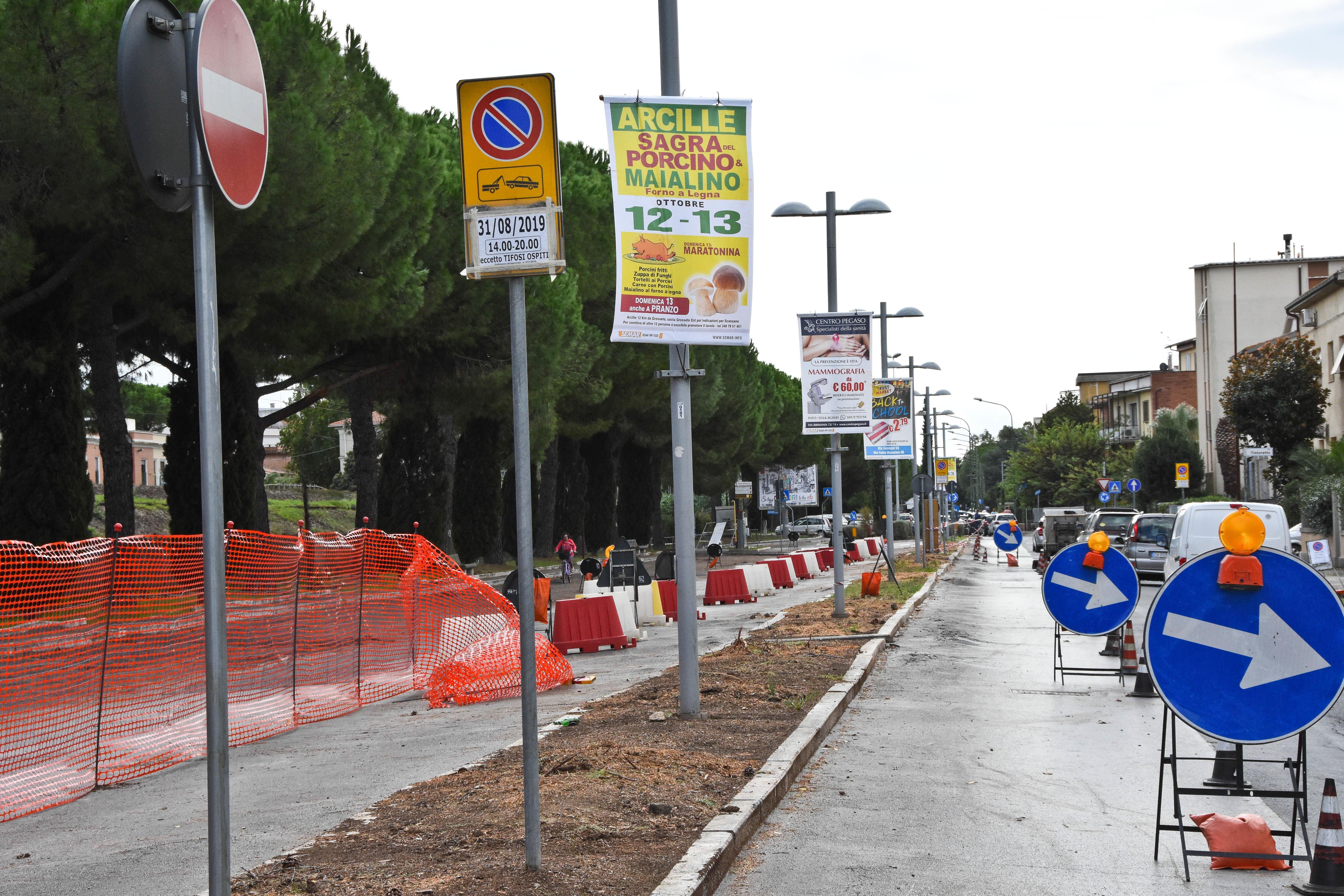 Ecco come appare viale Caravaggio: tutti i pini sono stati abbattuti (Foto Bf)