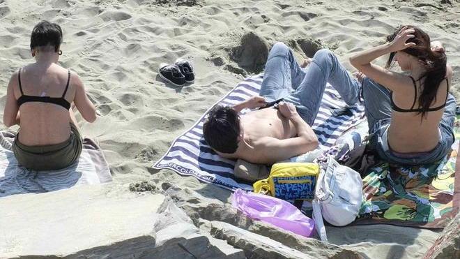 Bagni aperti in anticipo per combattere la crisi