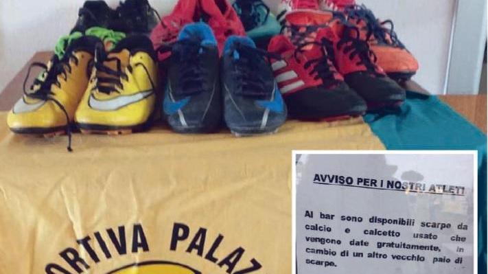 Il baratto delle scarpe da calcio fa tutti felici:i piedi dei bambini e le tasche dei genitori