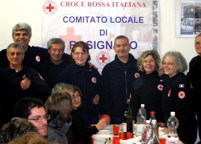 Volontari della Croce rossa di servizio in bicicletta