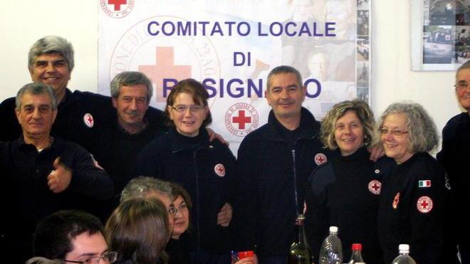 Volontari della Croce rossa di servizio in bicicletta