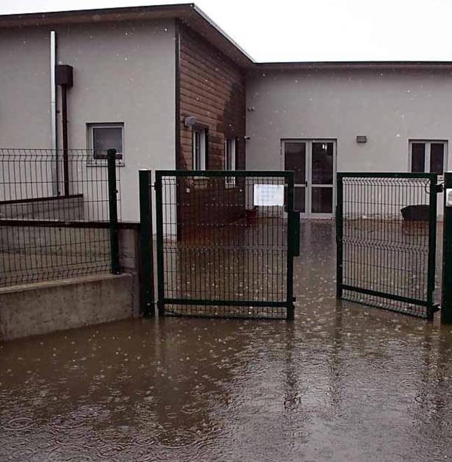 Piove sul bagnato, acqua nella scuola del dopo alluvione: i costi per la comunità