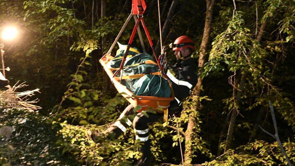 Precipita con la motocicletta in un dirupo Padre di 48 anni muore davanti agli amici