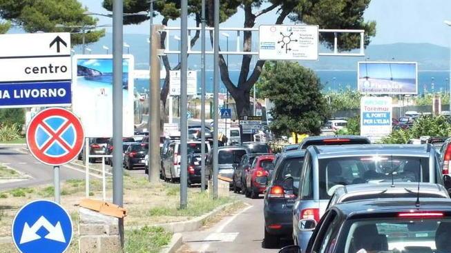 Illuminazione a Led sulla strada per il porto Risparmi e più visibilità