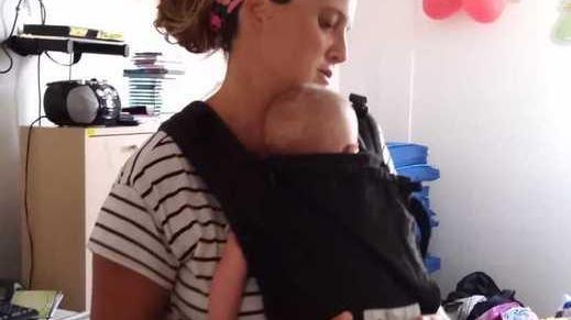 Mamme a passeggio sul lungomare allattando al seno