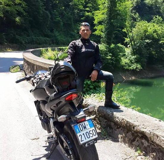 Cade nel dirupo in moto, muore a 48 anni 
