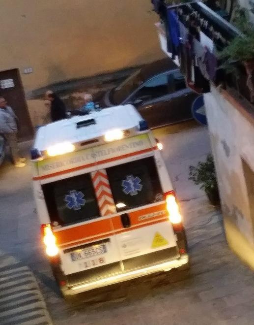 Ambulanza bloccata dalle auto parcheggiate lungo via San Martino