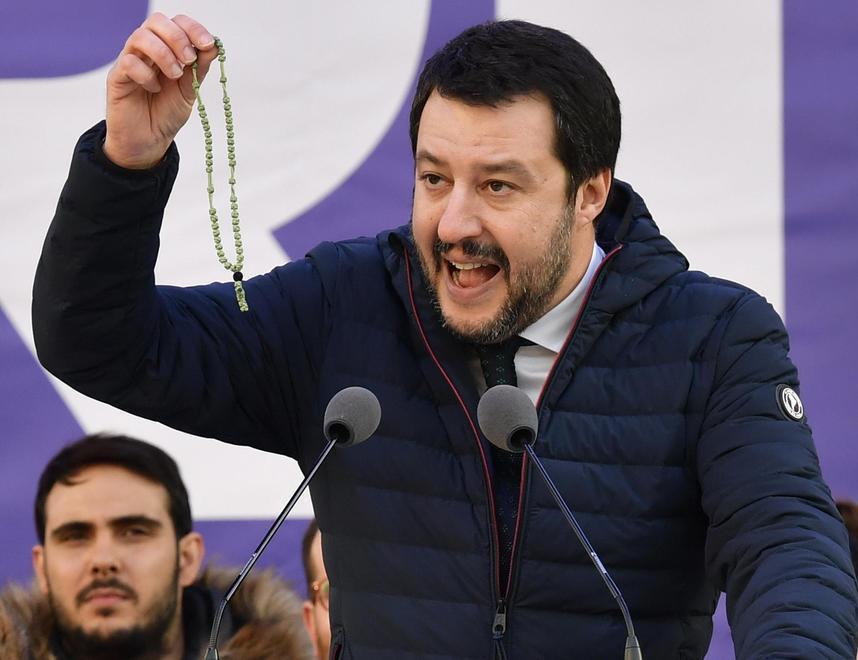 Sacro e profano: crocifisso e rosari La politica riscopre i simboli religiosi 
