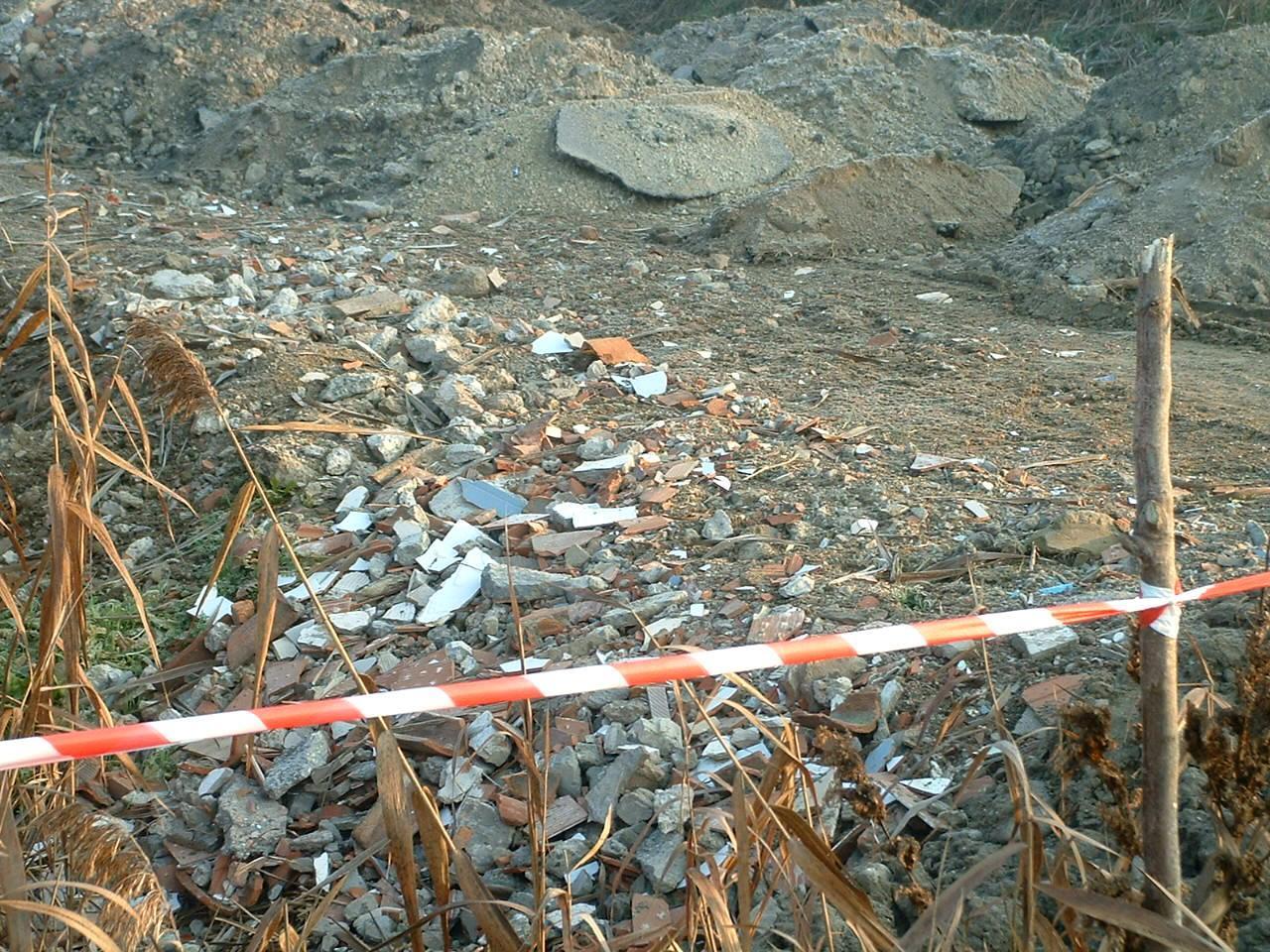 Rifiuti da cantiere vicino al Crostolo in un'area sottoposta a vincolo ambientale, due denunciati