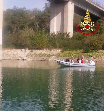 Operaio di 38 anni si toglie la vita gettandosi nel lago 