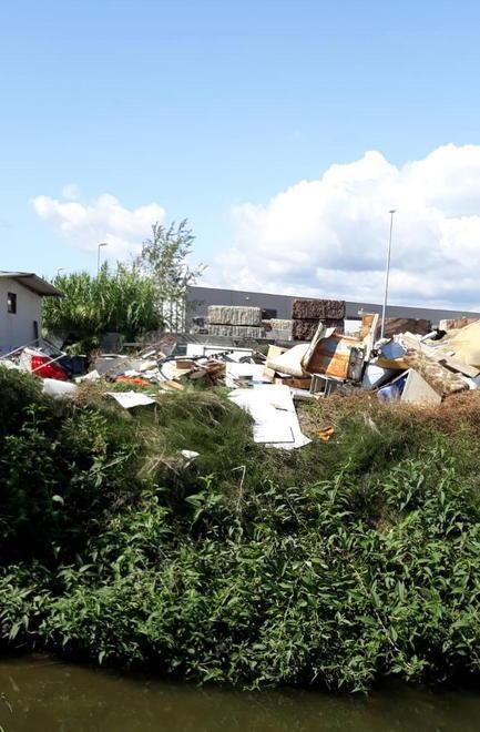 Fiamme ai rifiuti e ora anche gli spari: «Situazione al limite nell’area del Lavello» 