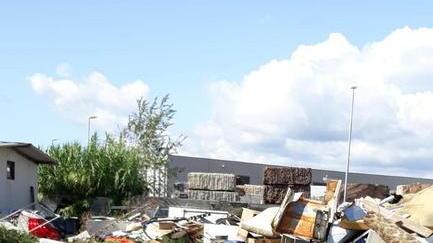 Fiamme ai rifiuti e ora anche gli spari: «Situazione al limite nell’area del Lavello»