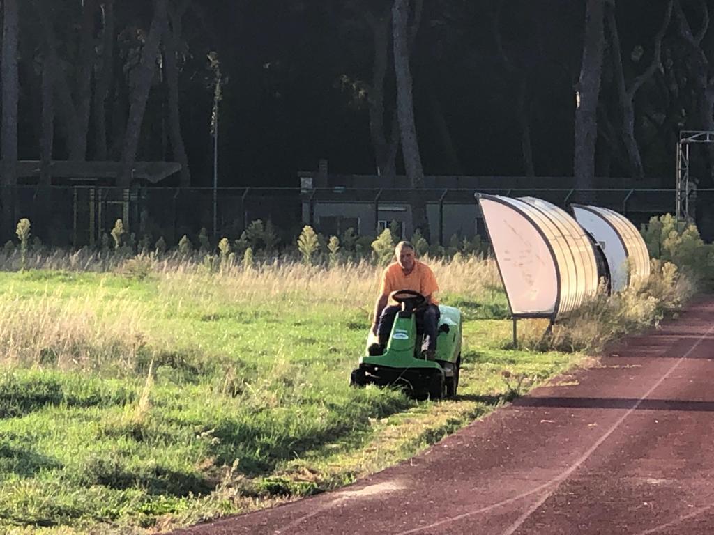 Il taglio dell'erba allo Stadio dei Pini di Viareggio