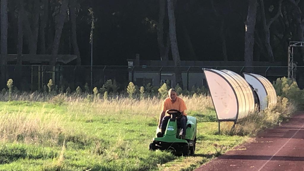 Il taglio dell'erba allo Stadio dei Pini di Viareggio