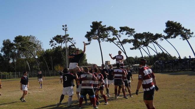 Picchia l’arbitro: sospeso il match