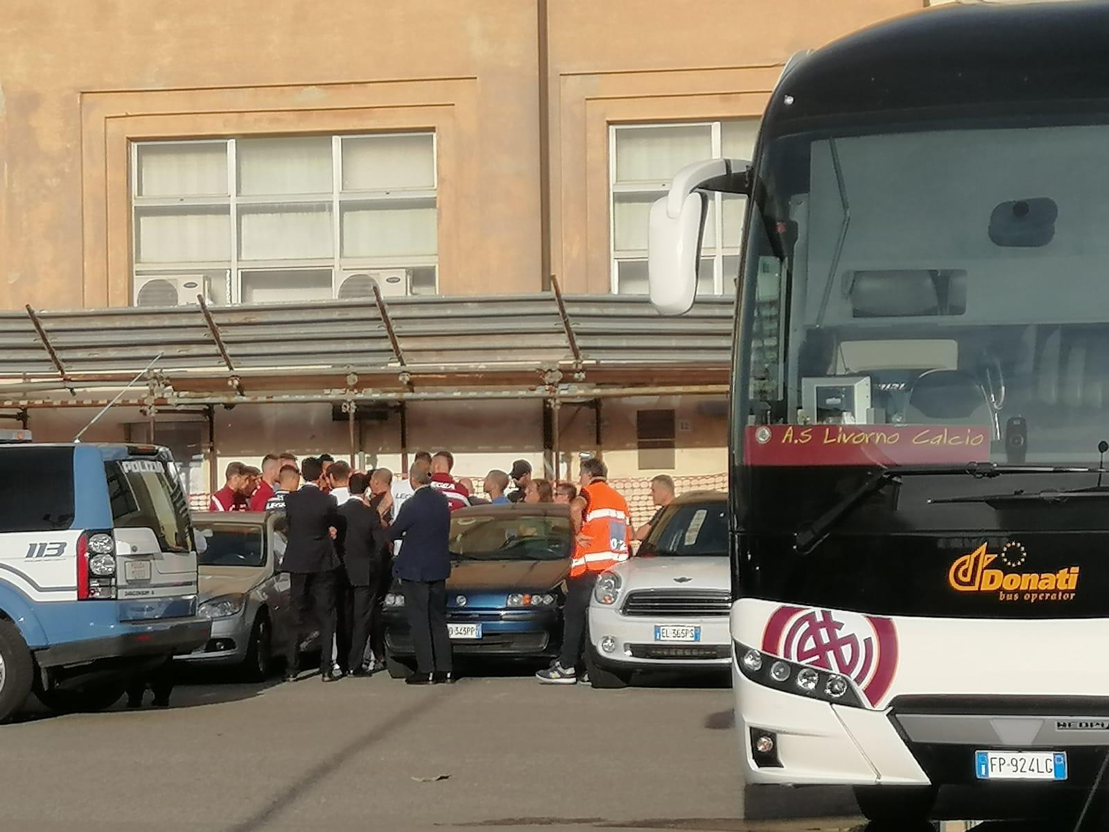 Gli ultras a colloquio con la squadra e l'allenatore