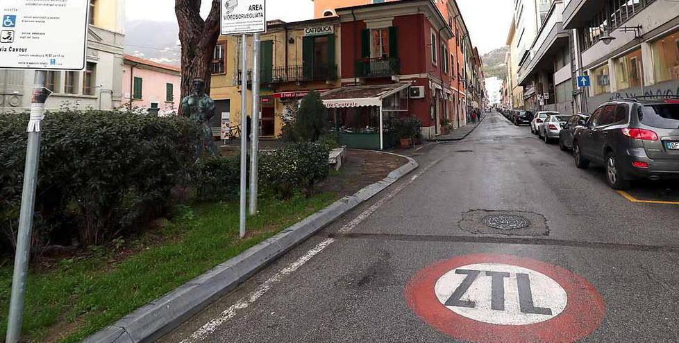Ztl, le associazioni si spaccano sulla riapertura della mattina 