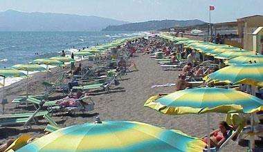 In spiaggia solo ombrelloni e sdraio, torrette vietate per decreto 