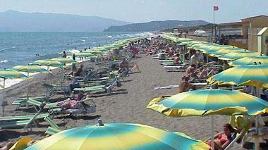 In spiaggia solo ombrelloni e sdraio, torrette vietate per decreto
