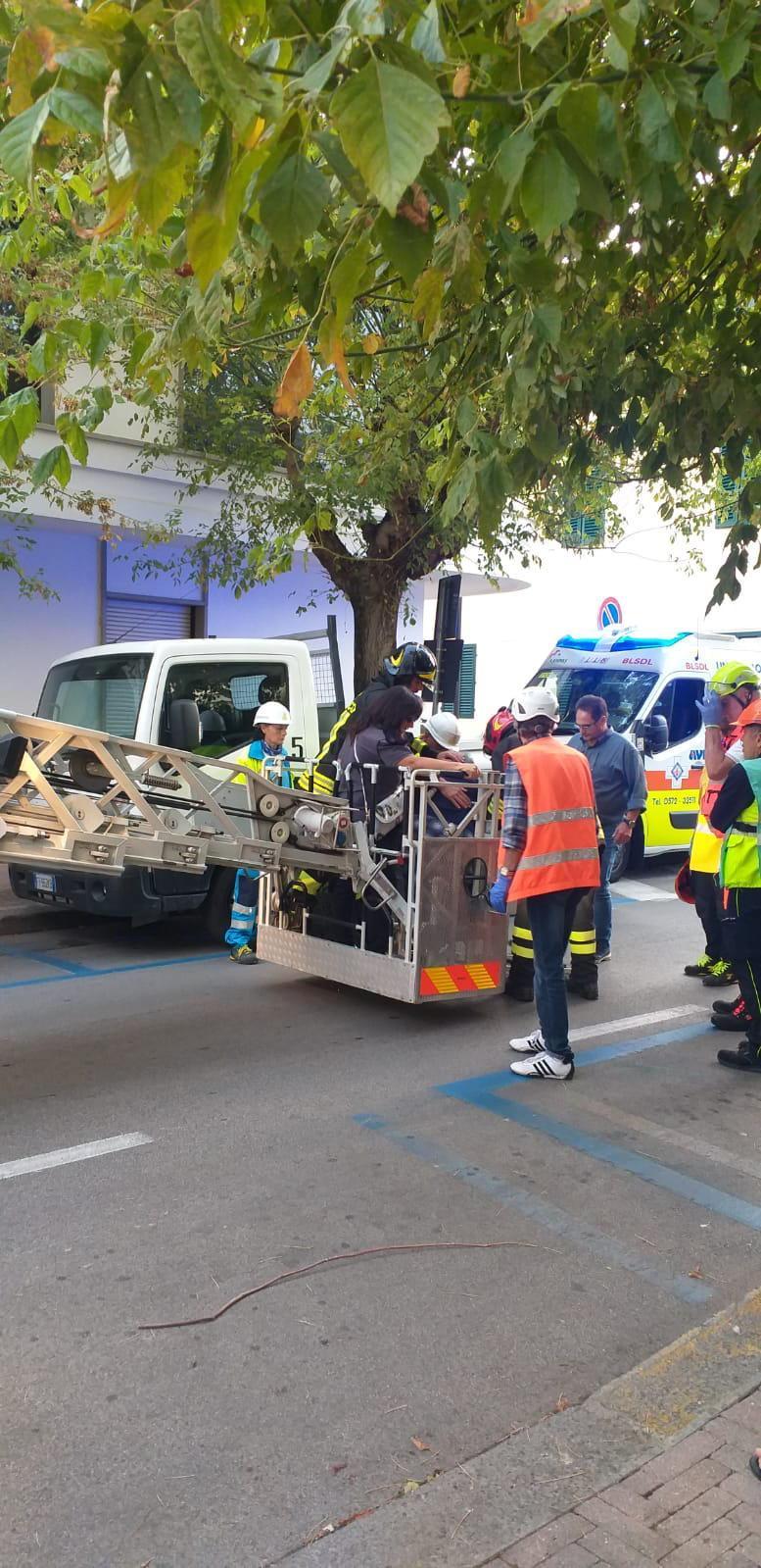 Fiamme al quarto piano, intrappolata una famiglia 