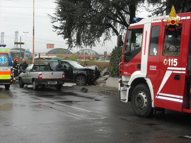 Carambola di auto in via Traversa del Crocifisso 