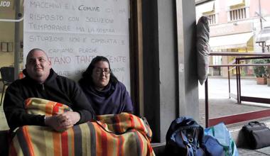Sfrattati e senza lavoro, dormono su un materasso sotto al Comune 